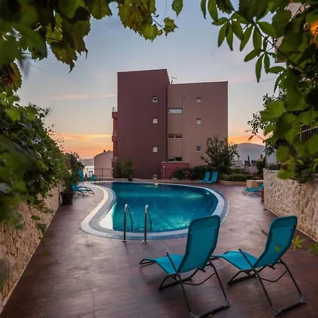 Elegant Hideaway With Pool شقة *