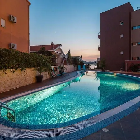 Elegant Hideaway With Pool Апартаменты Трогир