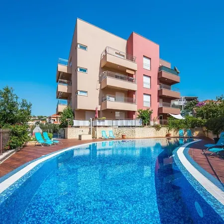 דירה Elegant Hideaway With Pool