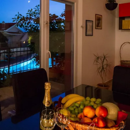 Апартаменты Elegant Hideaway With Pool Трогир